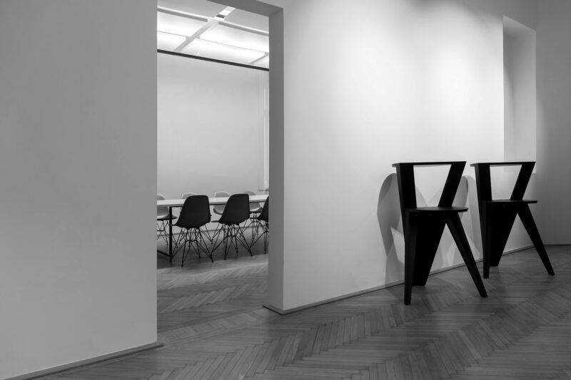 Studio top 3 100dpi 04 web b w