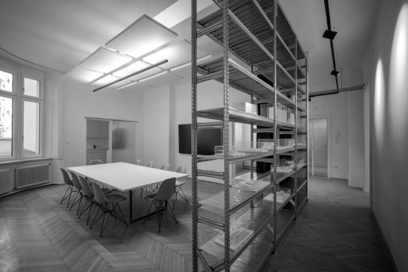 Studio top 3 100dpi 05 web b w