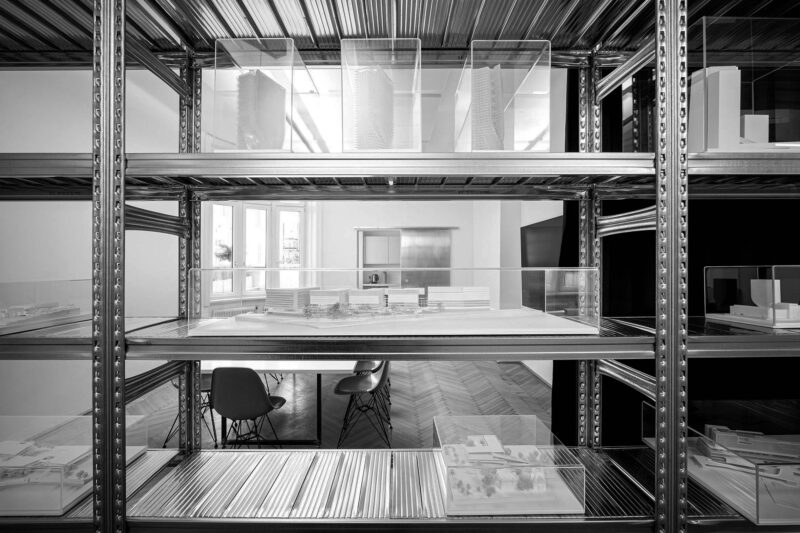 Studio top 3 100dpi 06 web b w